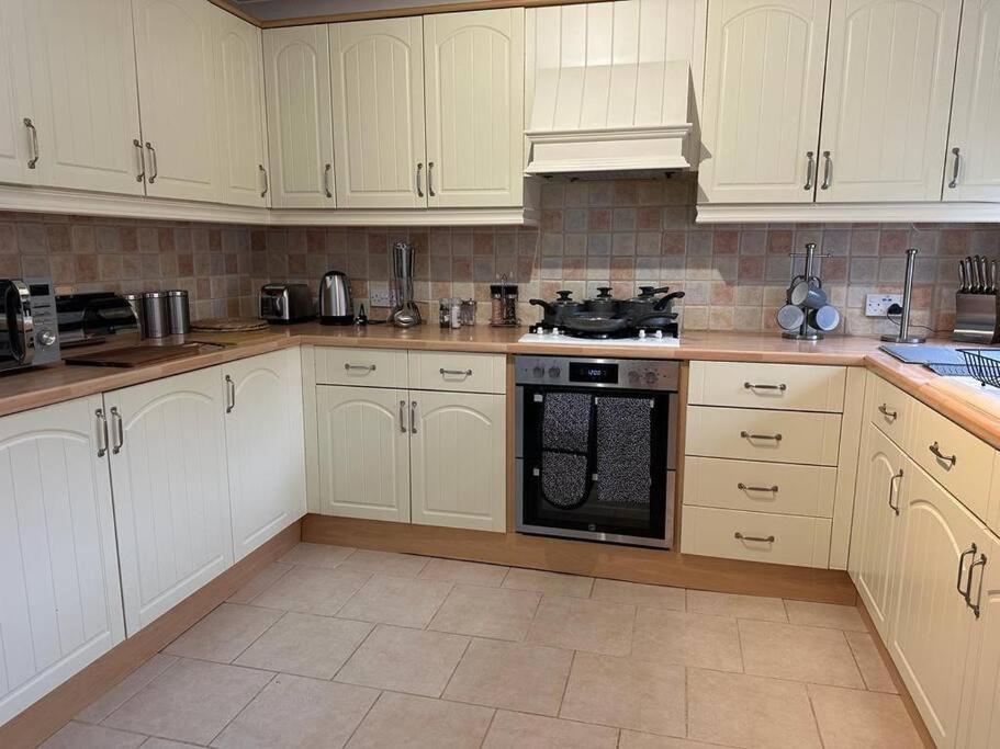 Tennyson House - 3 Bedroom House For Families, Business Travellers, Contractors, Free Parking & Wifi, Nice Garden Royal Wootton Bassett Esterno foto