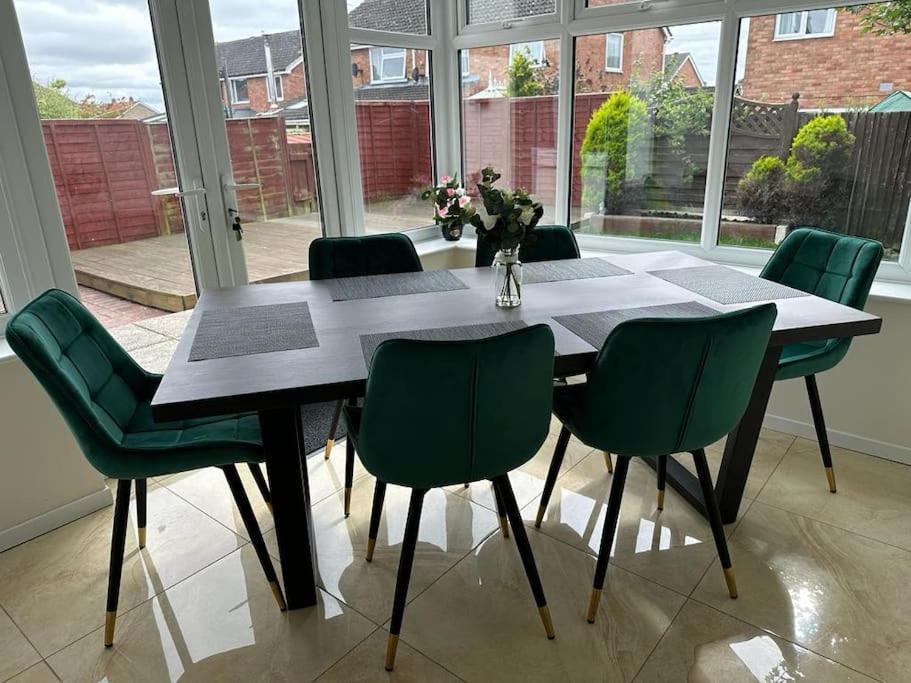 Tennyson House - 3 Bedroom House For Families, Business Travellers, Contractors, Free Parking & Wifi, Nice Garden Royal Wootton Bassett Esterno foto
